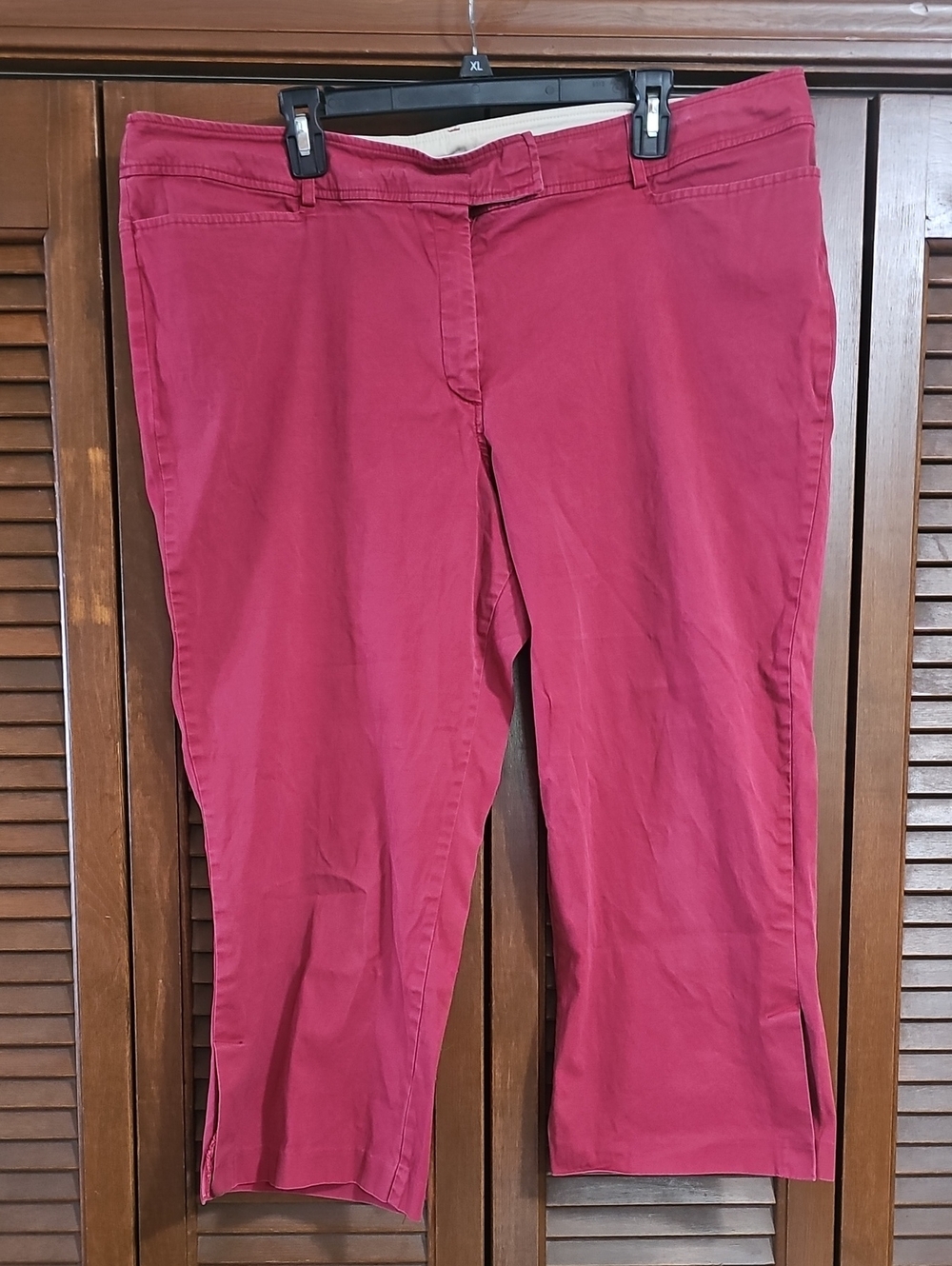 Women's Cropped Pants in Berry